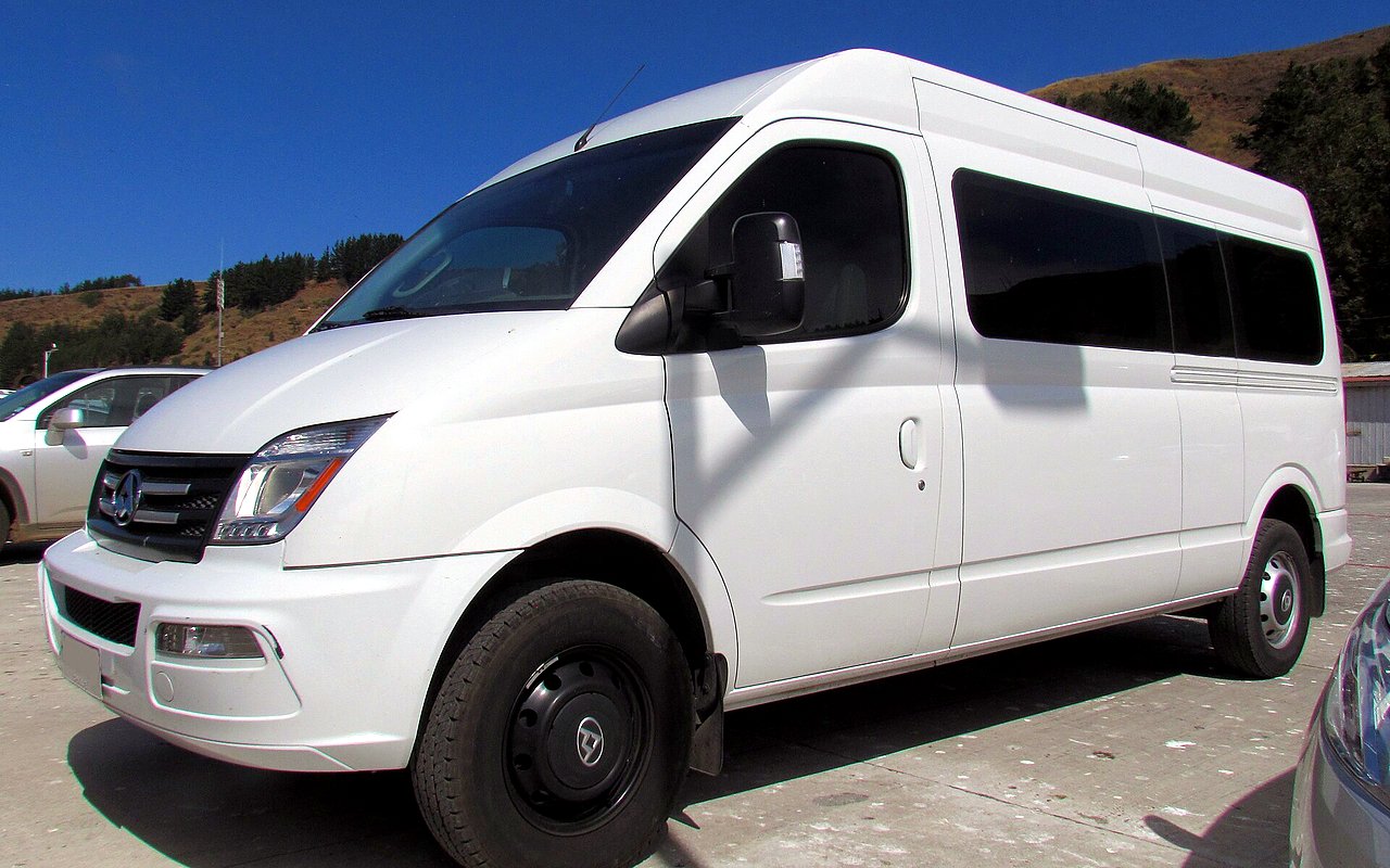Buseta MAXUS V80 blanca de techo alto